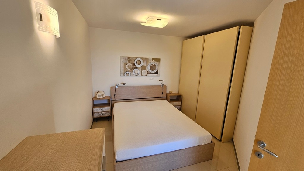 Camera da letto con letto matrimoniale e armadio