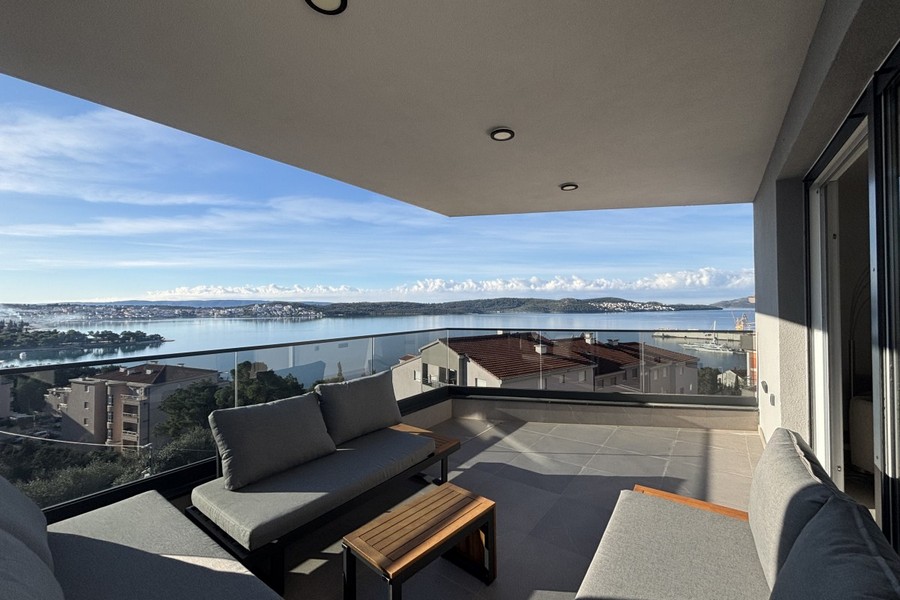 Vista mare dal balcone dell'appartamento A3877 a Trogir, Croazia.