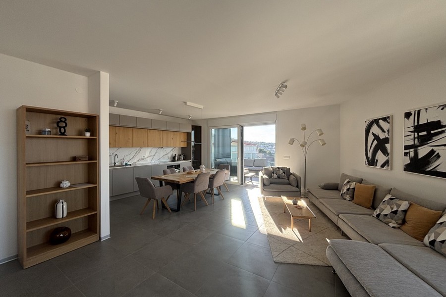 Zona giorno e pranzo aperta con cucina e accesso al balcone
