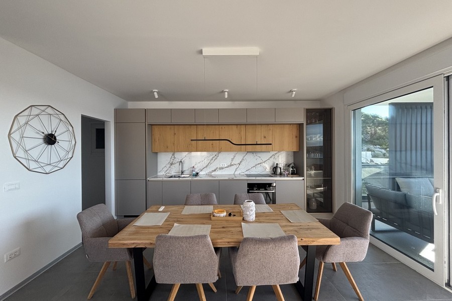 Cucina componibile moderna con zona pranzo e grande vetrata