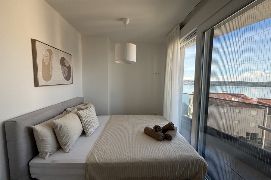 Camera da letto con vista mare e finestra a tutta altezza