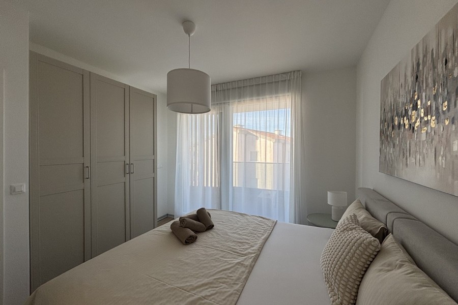 Camera da letto con armadio e luce naturale