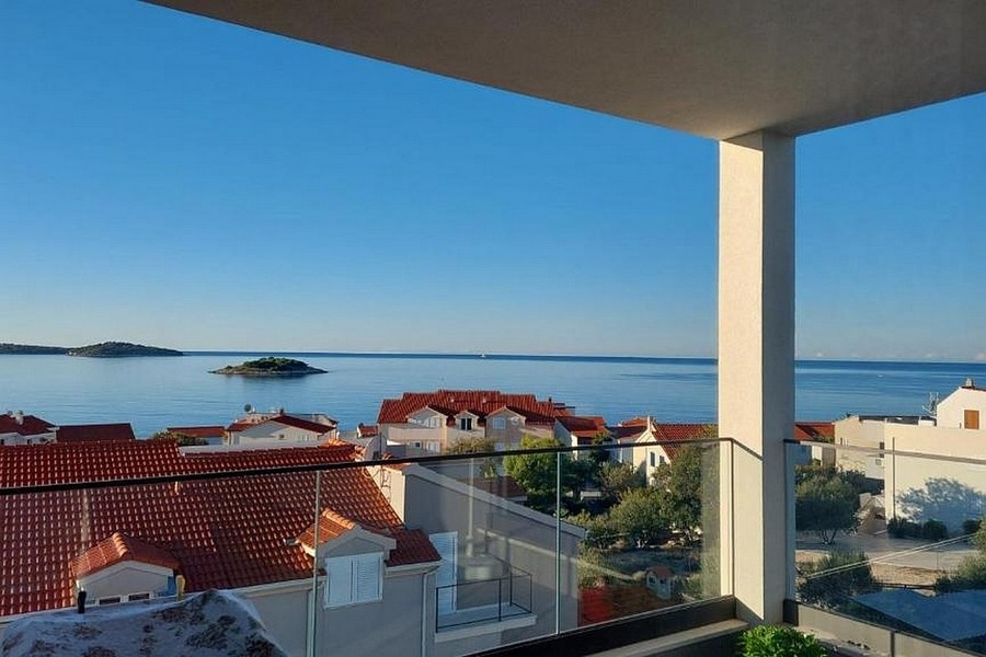 Vista dal balcone sui tetti in tegole fino alle isole della baia