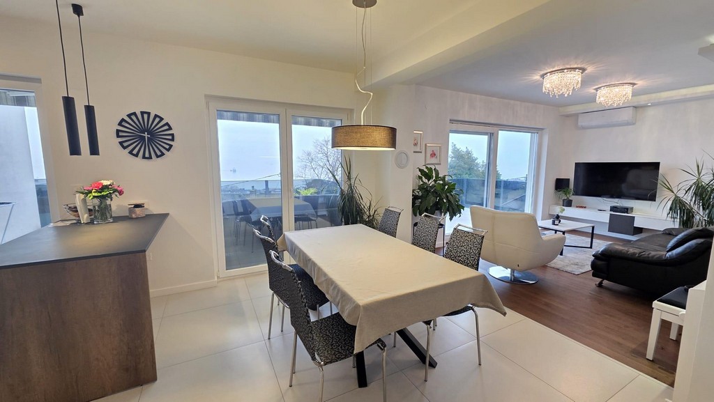 Zona pranzo con porta della terrazza e ambiente aperto