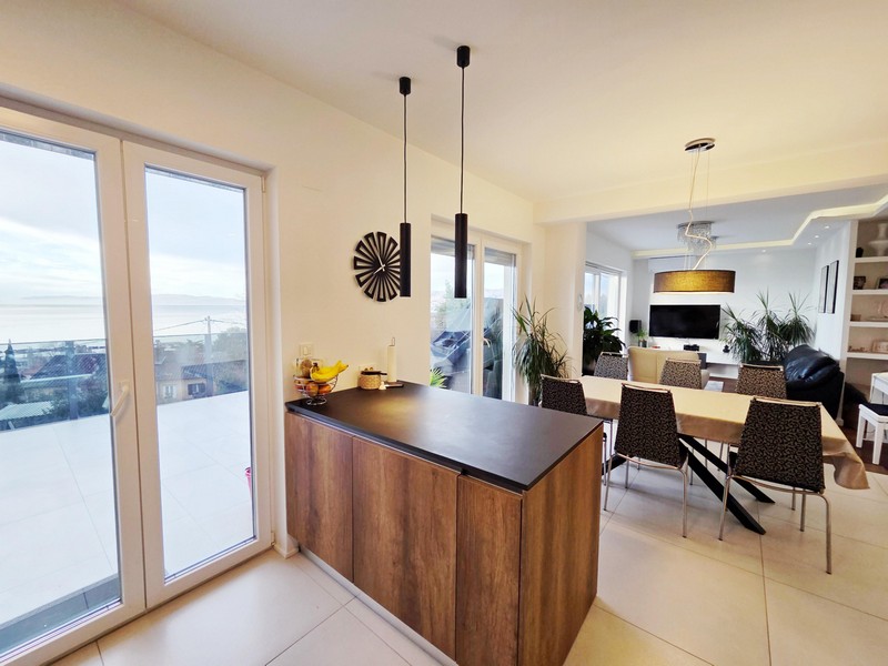 Bancone della cucina con porta della terrazza e vista sul soggiorno