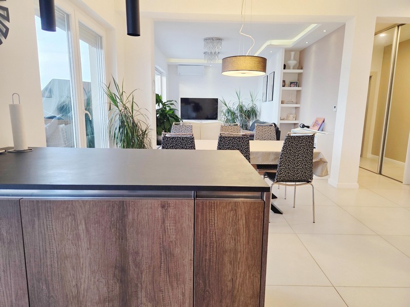 Bancone della cucina effetto legno con vista sulla zona pranzo