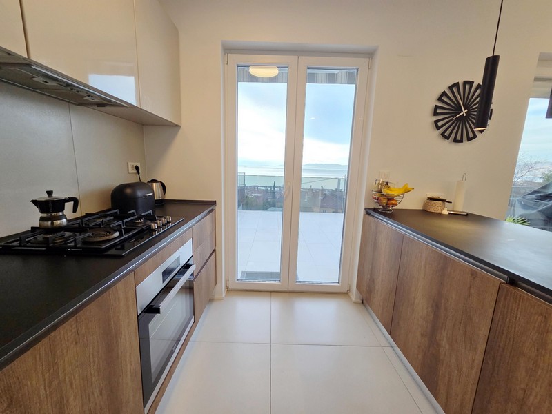 Cucina componibile con fornello a gas e porta sulla terrazza