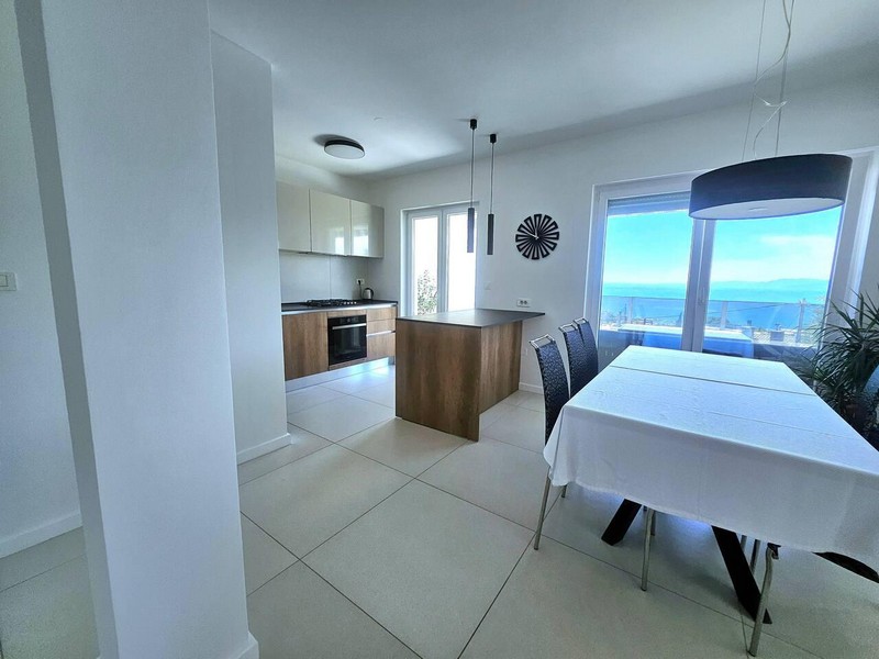 Cucina e tavolo da pranzo con vista sul mare