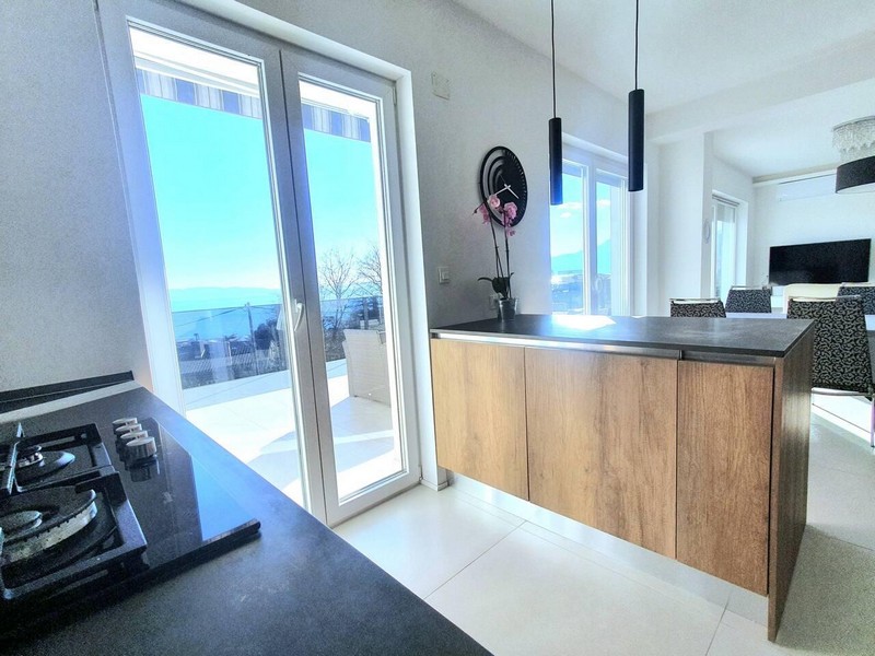 Cucina con piano cottura e vista attraverso la porta sulla terrazza