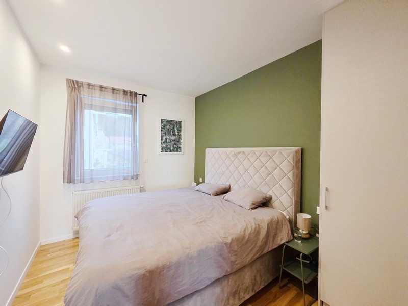 Camera da letto con letto matrimoniale e parete verde