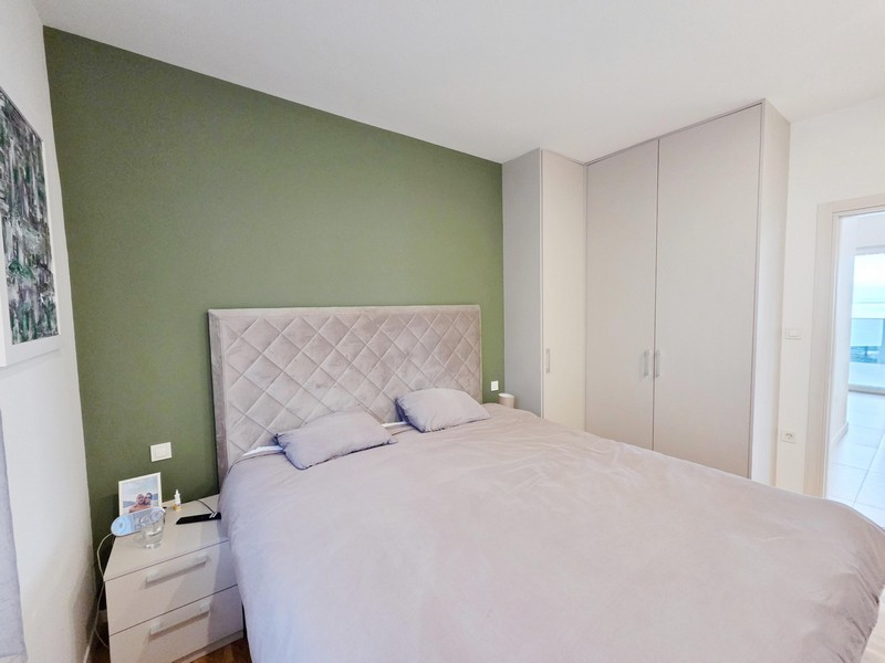 Letto matrimoniale con testiera imbottita e armadio