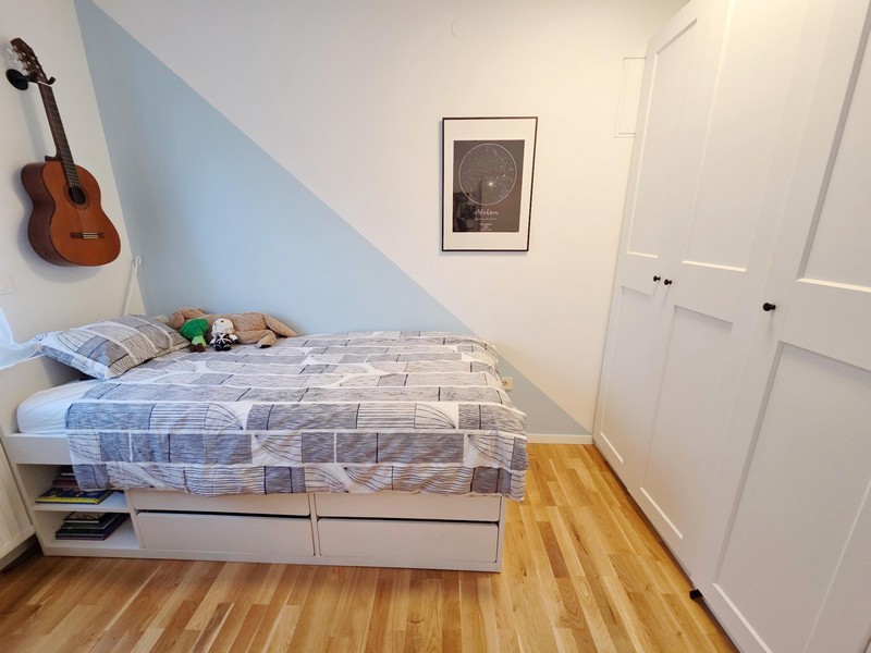 Cameretta con letto, chitarra e armadio