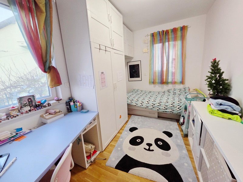 Cameretta con tappeto a panda, scrivania e armadio