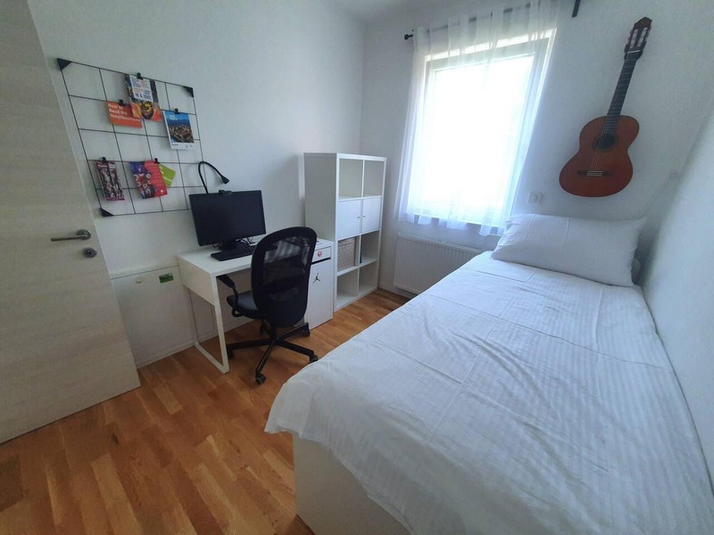 Stanza con letto singolo, scrivania e scaffale