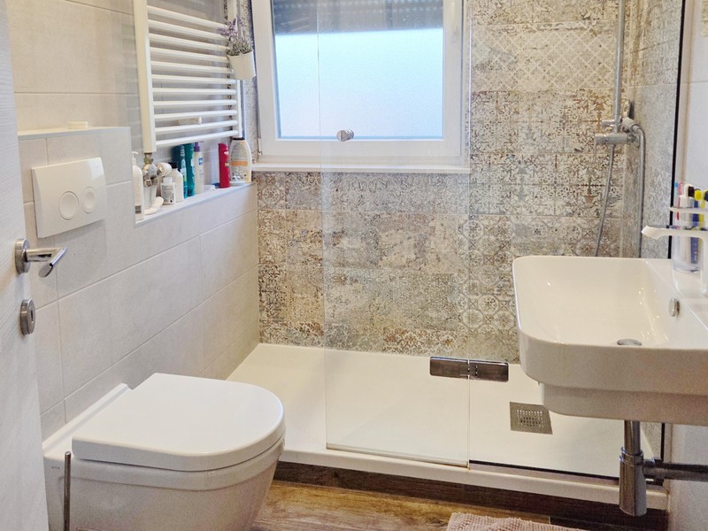 Bagno con doccia, WC e lavabo