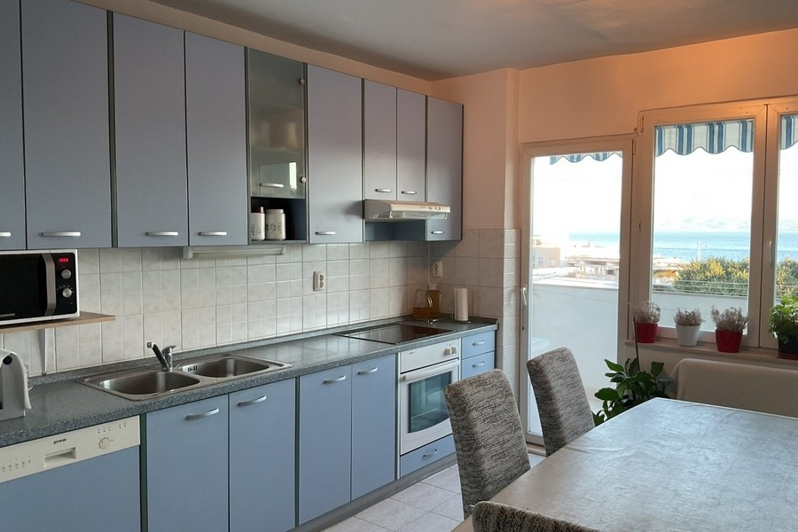 Cucina, zona pranzo e vista sulla terrazza