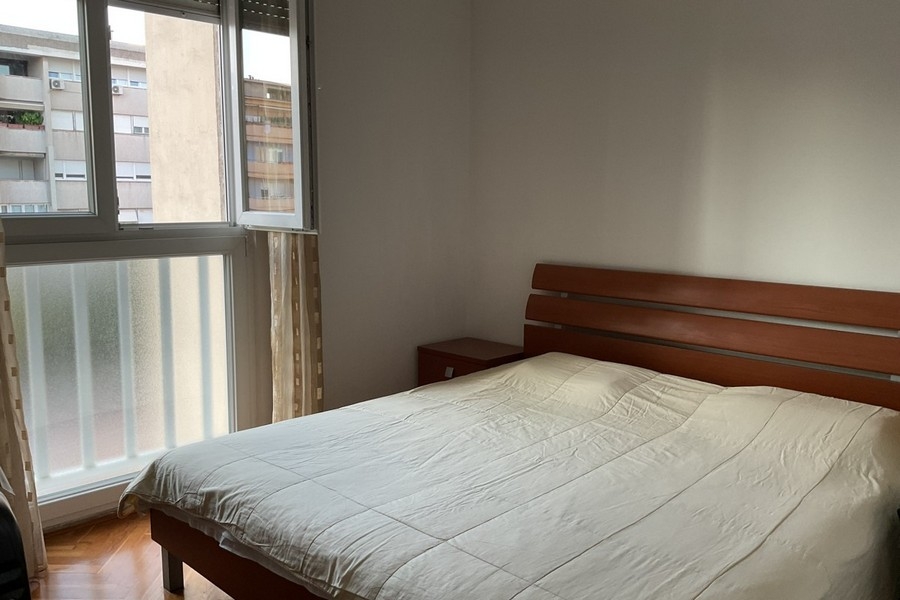 Camera da letto con finestra.