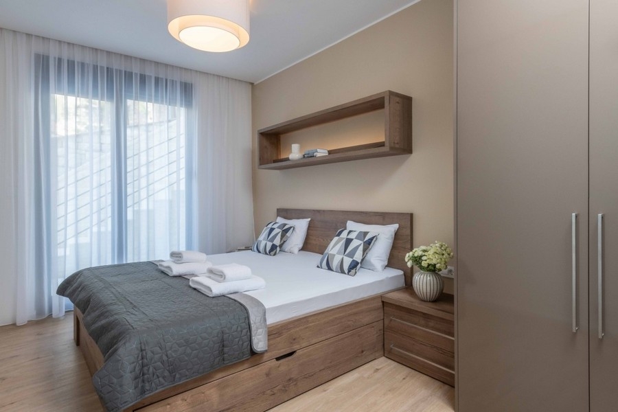 Camera da letto con accesso alla terrazza.
