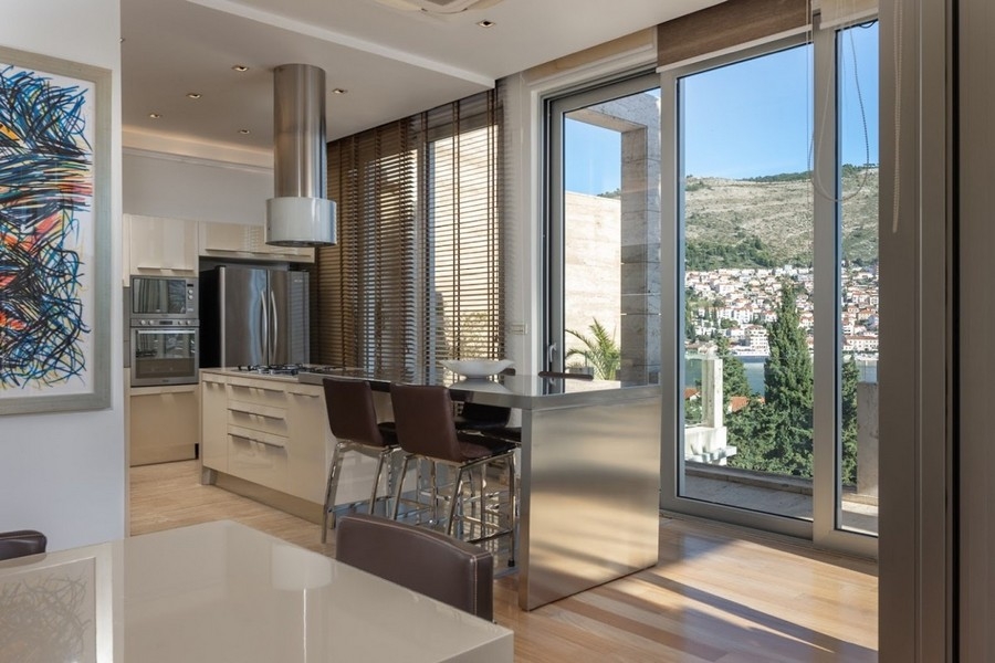 Zona giorno luminosa con accesso alla terrazza