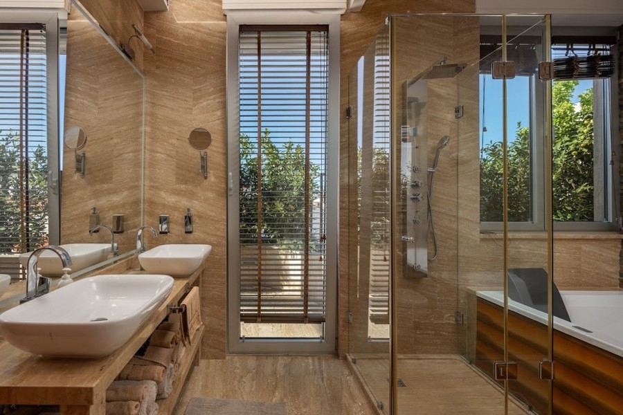 Bagno moderno con doccia e vasca