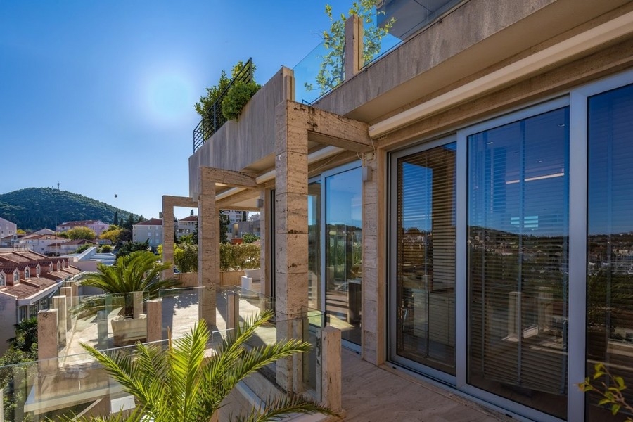 Terrazza moderna con parapetto in vetro e vista mare