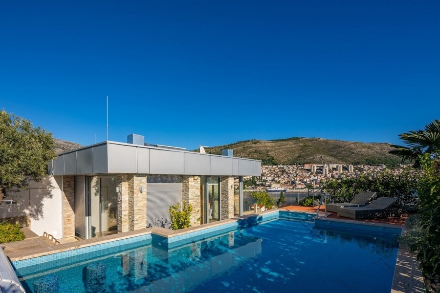 Ampia terrazza con piante mediterranee