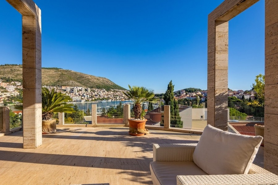Terrazza coperta con lounge e vista mare