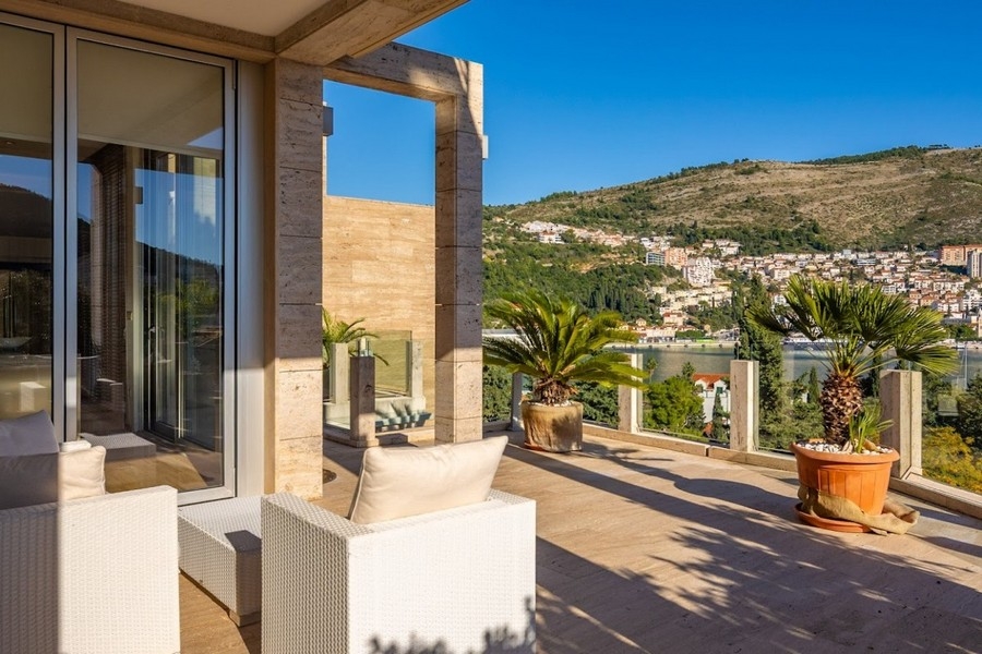 Area terrazza con sedute e vista