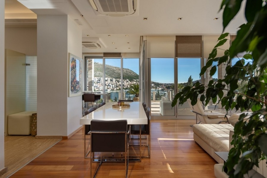Cucina moderna con isola e vista mare