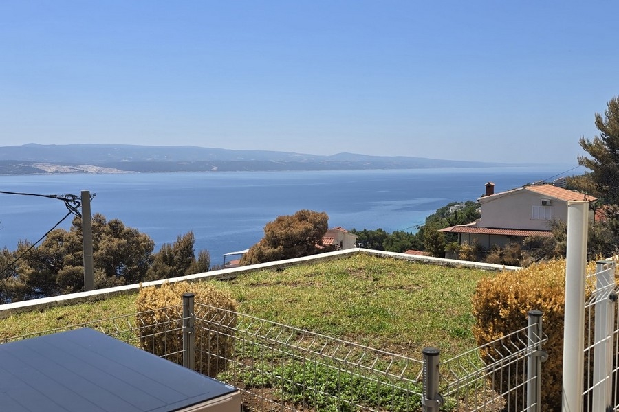 Vista mare dall'appartamento A3891 in vendita vicino a Omis, Croazia.