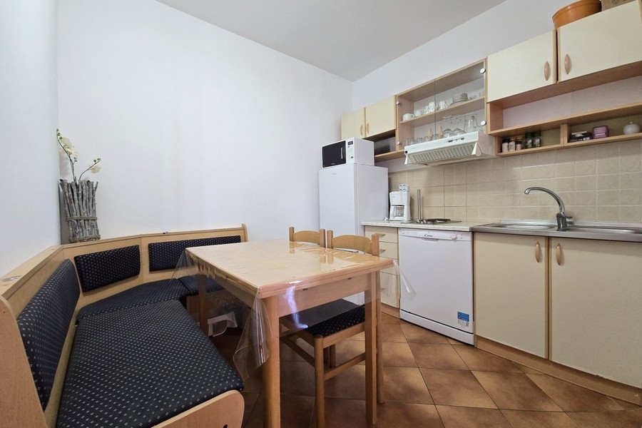 Cucina con zona pranzo e cucina componibile
