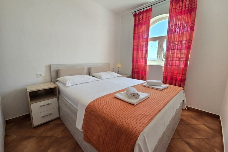 Camera da letto con letto matrimoniale e finestra