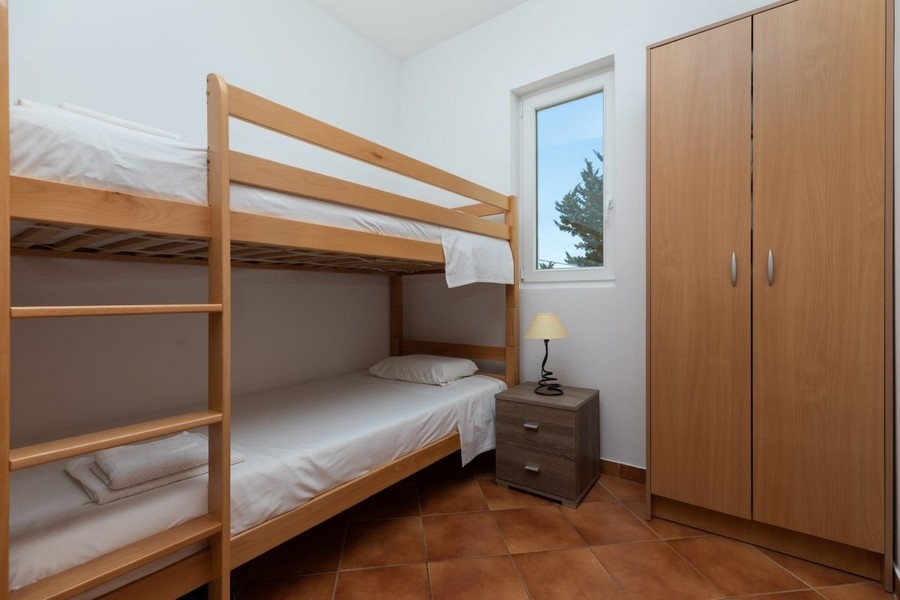 Camera da letto con letto a castello e armadio