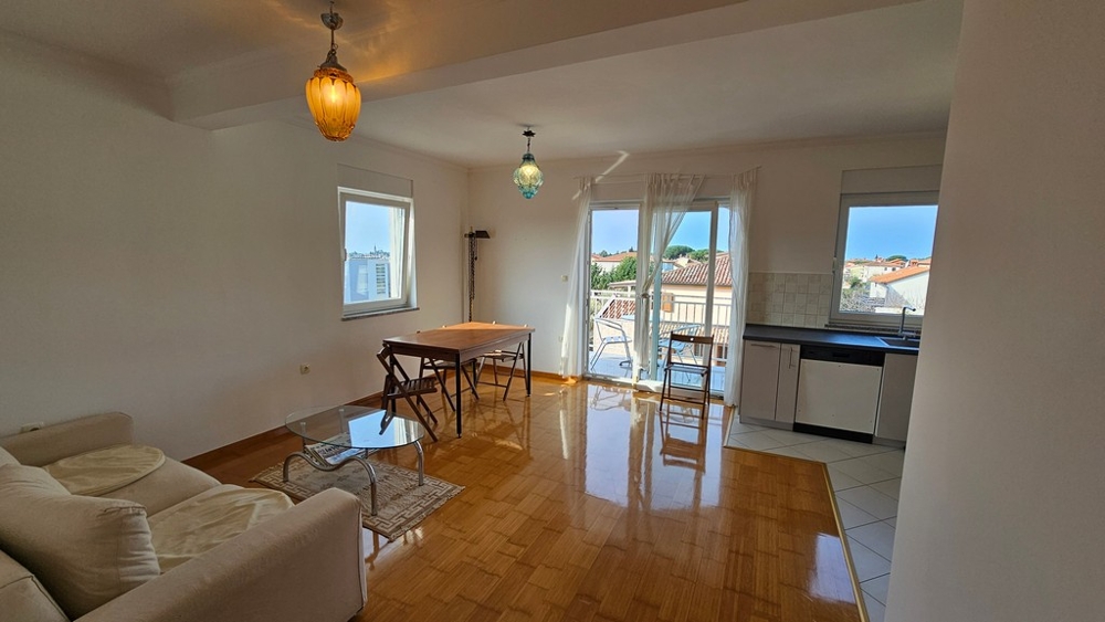 Appartamento luminoso con bel parquet e balcone.