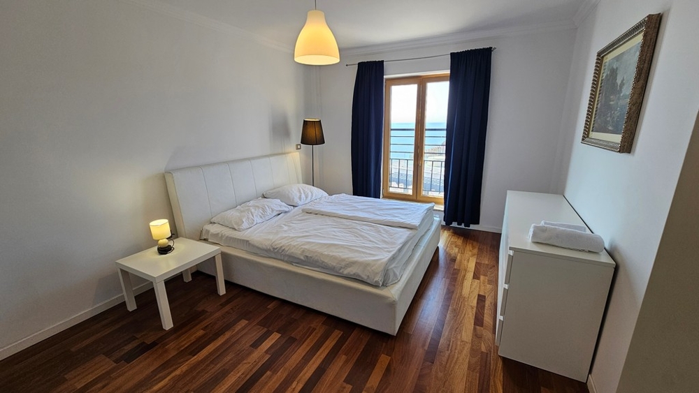 Camera da letto con letto matrimoniale e bella vista mare
