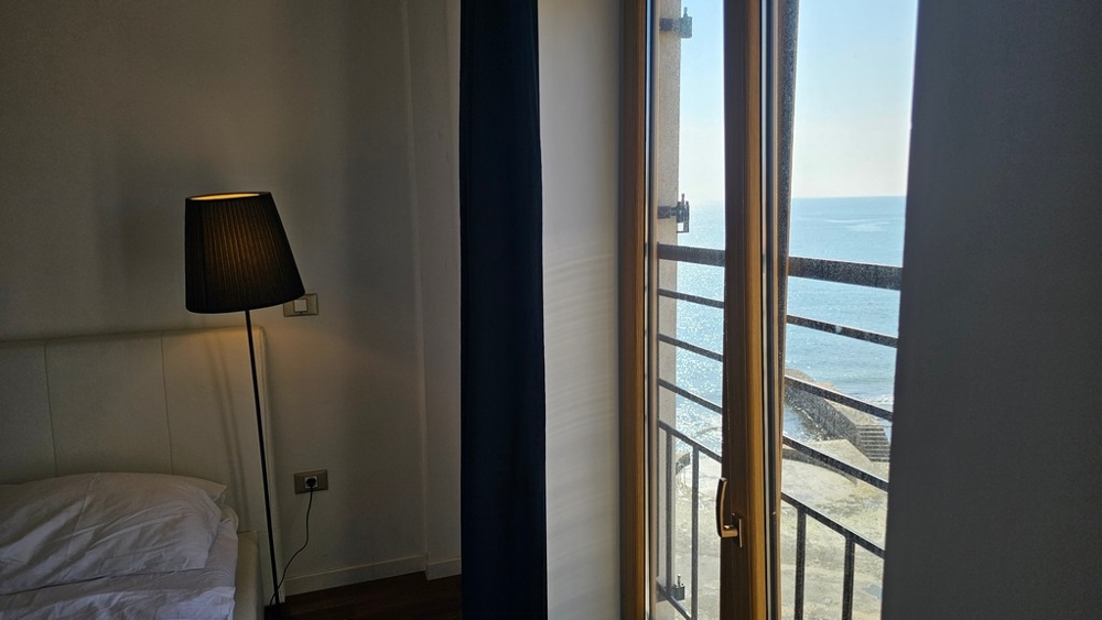 Vista dalla finestra sul mare e sulla linea costiera - immobile A3894