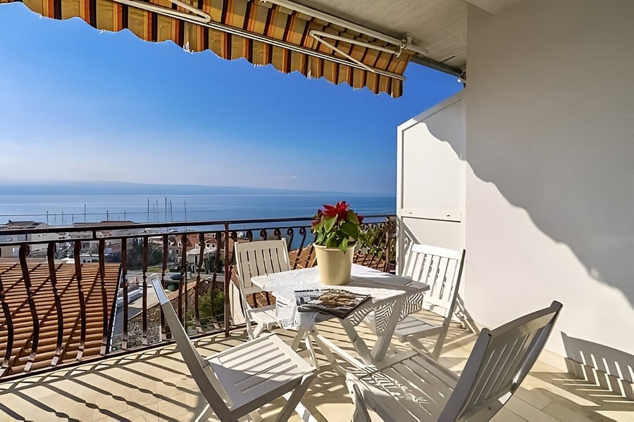Appartamento con vista mare in vendita vicino a Omis in Croazia.