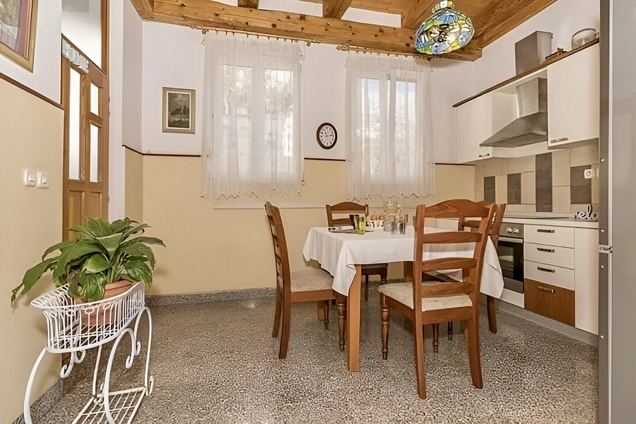 Cucina e zona pranzo dell'immobile vicino a Omis.