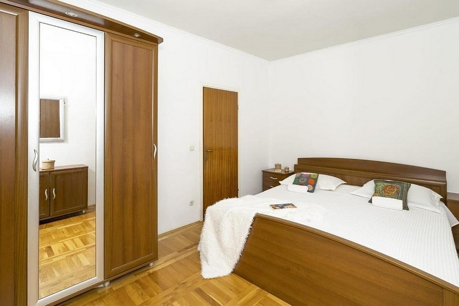 Camera da letto con letto matrimoniale e armadio