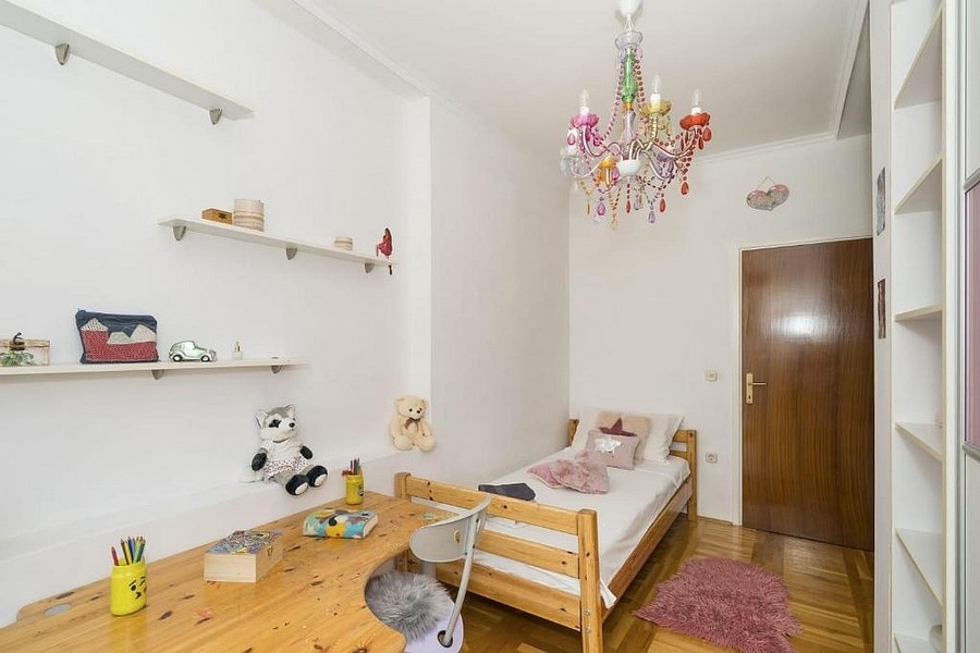 Cameretta con scrivania e letto