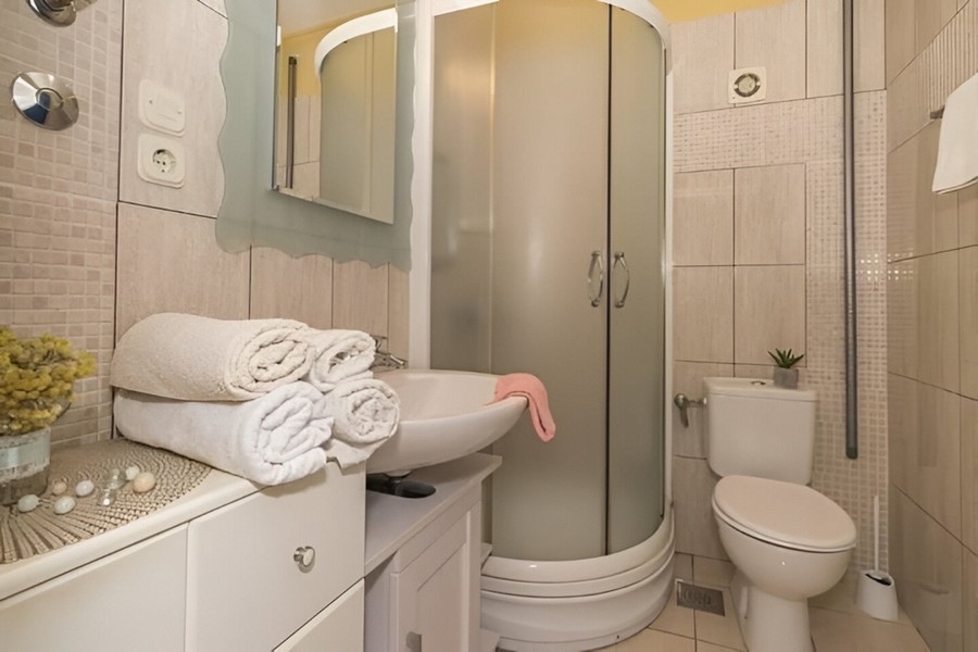 Bagno con doccia e lavabo
