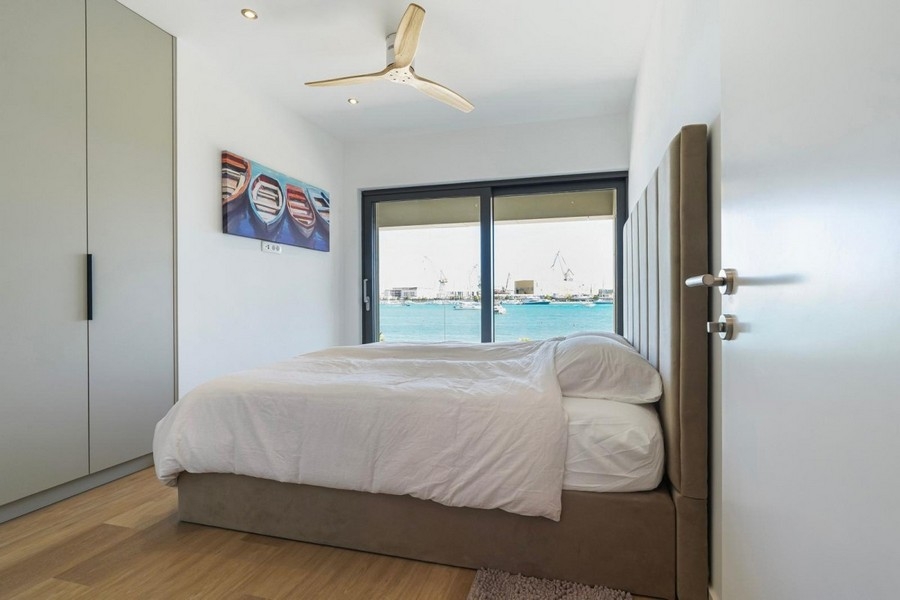 Camera da letto con vista mare e accesso al balcone