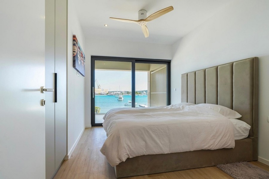 Camera da letto moderna direttamente sull'acqua