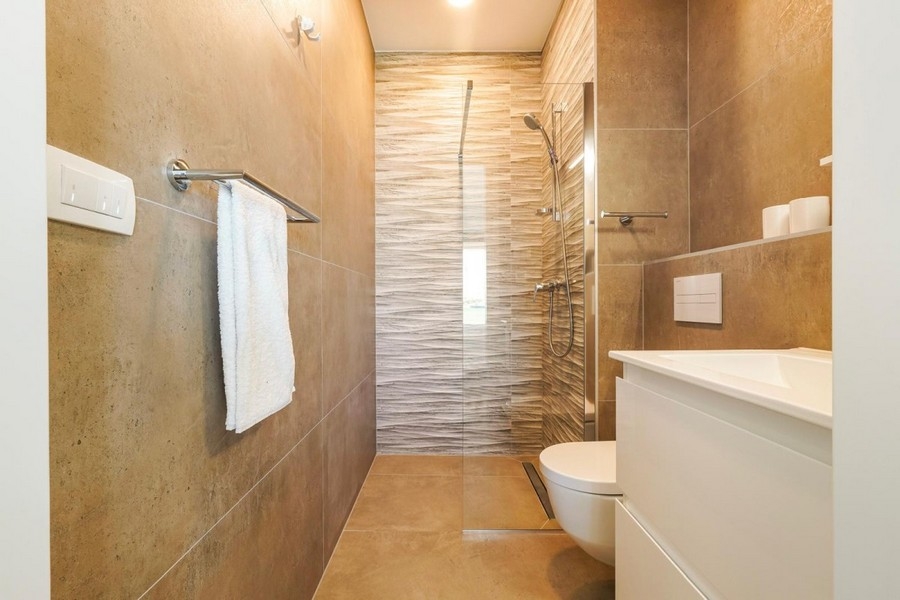 Bagno moderno con doccia a filo pavimento