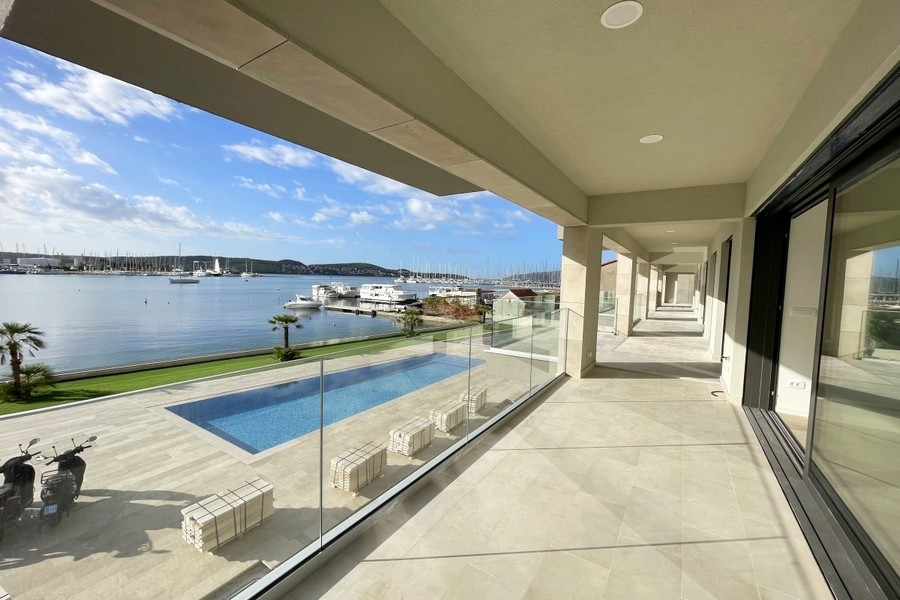 Nuovo appartamento con piscina direttamente sul mare a Trogir in vendita - A3896.