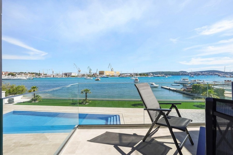 Appartamento di lusso sul mare con piscina e vista sul porto in Croazia