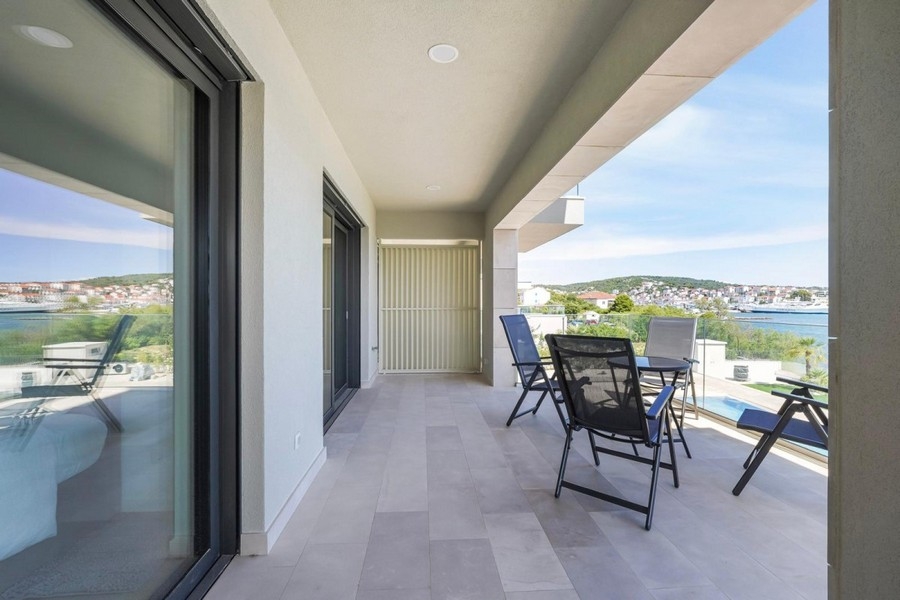 Terrazza coperta con vista mare in un appartamento moderno