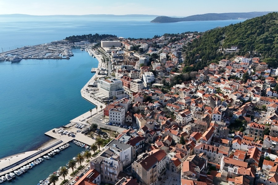 Vista aerea della città con porto e lungomare