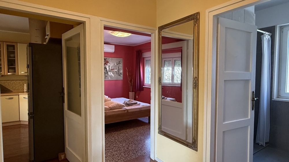 Camera da letto con letto matrimoniale e aria condizionata a Vodice