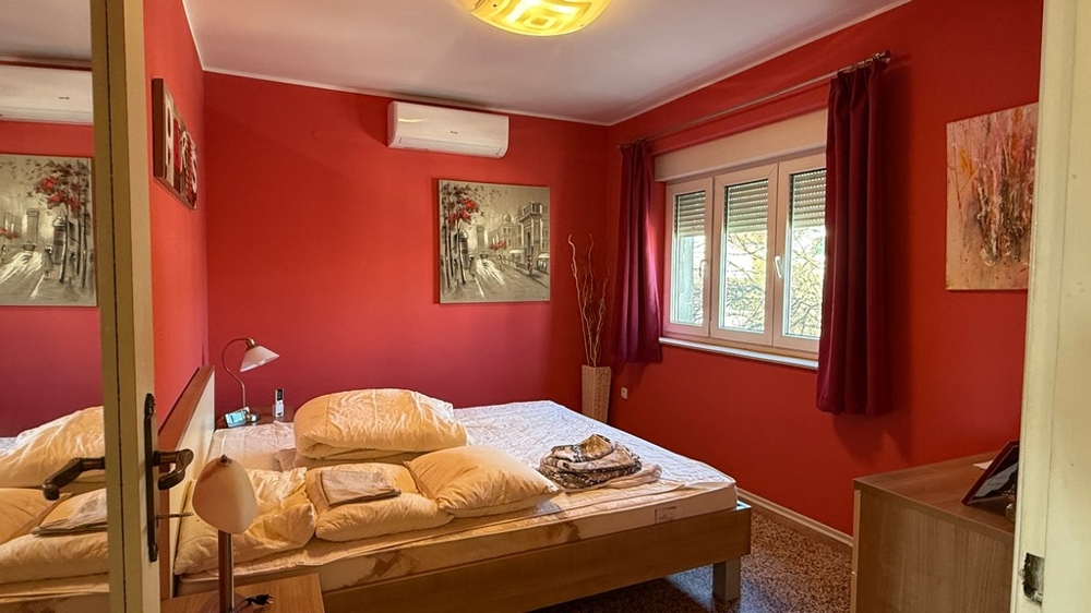 Camera da letto con finestra e pareti rosse